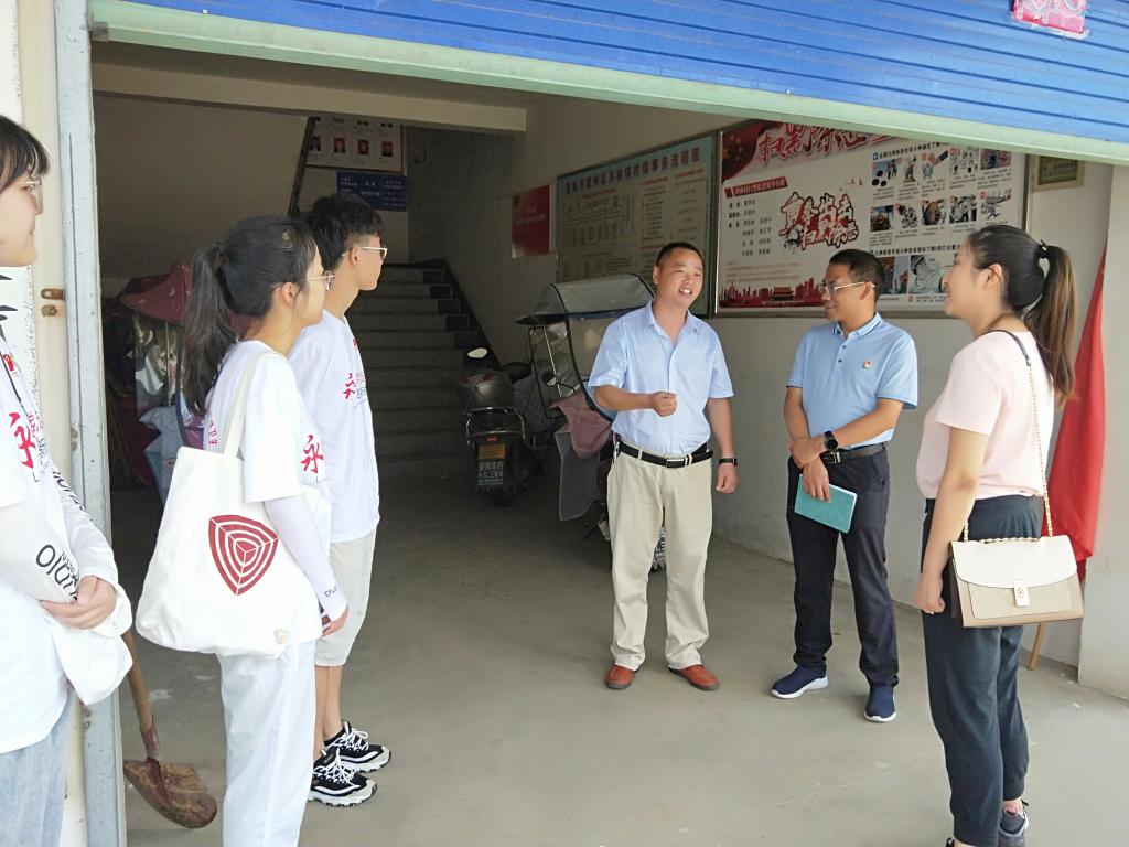 在宣城市洪林鎮,孫偉認真聽取團隊實踐活動開展情況,並對當地政府